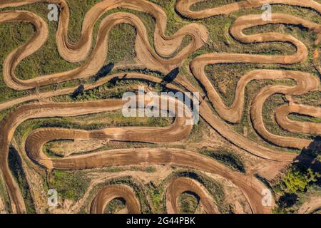 Vista aerea del circuito di motocross Cal Teuler, con le curve dei binari (Bages, Barcellona, Catalogna, Spagna) Foto Stock