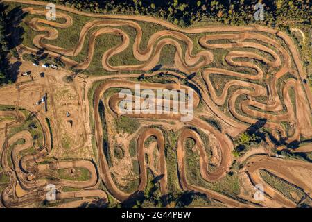 Vista aerea del circuito di motocross Cal Teuler, con le curve dei binari (Bages, Barcellona, Catalogna, Spagna) Foto Stock