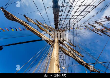 Scalette a fune, albero e corde di una nave a vela contro il cielo blu. Concetto di viaggio, avventura e mare. Foto fatta sulla sa Foto Stock