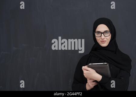 Giovane uomo d'affari arabo in abiti tradizionali o tavoletta abaya computer Foto Stock