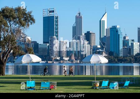 Joggers e ciclisti sul litorale del sud di Perth. Foto Stock