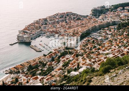 Vista aerea dall'alto sulla città vecchia di Dubrovnik, dalla piattaforma di osservazione sulla montagna sopra la città. Posizione della pellicola. La vista Foto Stock