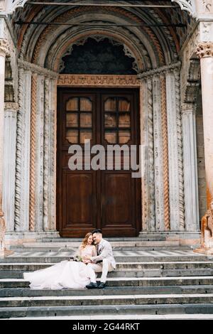 Ingresso alla Basilica di Santa Maria maggiore, Roma. Gli sposi novelli sono seduti sui gradini che abbracciano Foto Stock