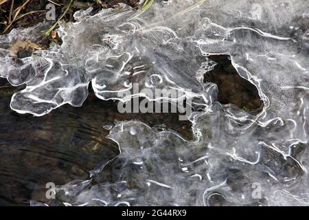 I cristalli di ghiaccio crescono su un piccolo ruscello durante il permafrost Foto Stock