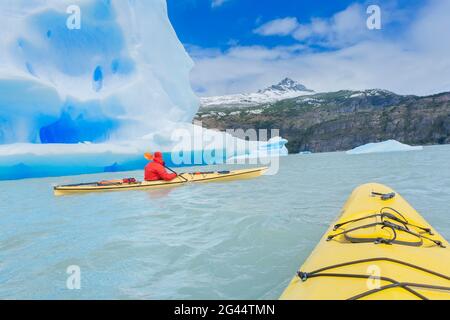 Kayak in canoa vicino iceberg, Torres del Paine National Park, Cile, Sud America Foto Stock