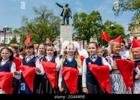 Russia, Vladivostok, 05/20/2017. Studenti-pionieri in occasione di un evento di iniziazione per i pionieri. Cravatte rosse dei pionieri nelle mani di theis. Monu Foto Stock