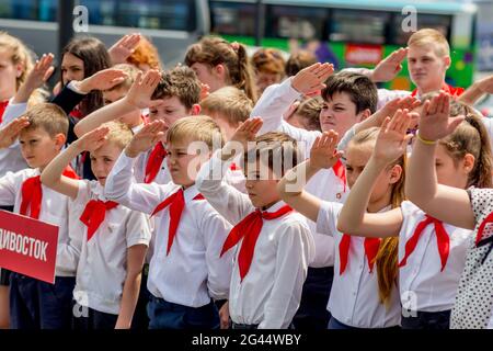 Russia, Vladivostok, 05/20/2017. Gli allievi-pionieri fanno il saluto all'evento per iniziazione per i pionieri. Cravatte rosse sui pionieri Foto Stock