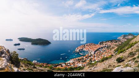 Vista aerea dall'alto sulla città vecchia di Dubrovnik, dalla piattaforma di osservazione sulla montagna sopra la città. Posizione della pellicola. La vista Foto Stock