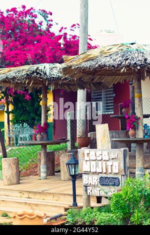 Terrazza e cartello in legno del Bar Casa del Mojito a Viñales, Cuba Foto Stock