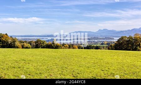 Vista da Ratzinger Höhe verso Chiemsee, Rimbing, Baviera, Germania Foto Stock