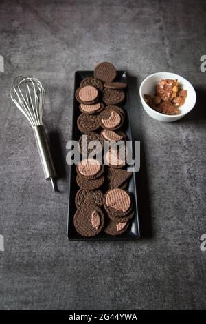 Cookie su un vassoio nero con uso di messa a fuoco selettiva. Foto Stock