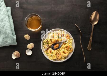 Pasta di pesce. Tagliolini con cozze, gamberetti, vongole e anelli di calamari Foto Stock