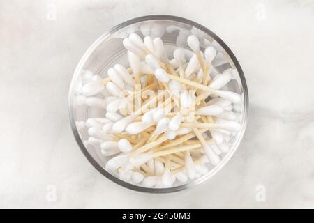 Bastoncini di cotone di bambù, sparati dall'alto in un vaso di vetro Foto Stock