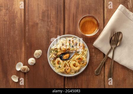 Pasta di pesce. Tagliolini con cozze, gamberetti, vongole e anelli di calamari Foto Stock