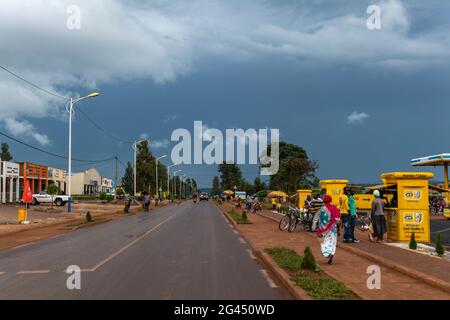 Scena stradale e nubi tempeste, vicino a Kabarondo, Provincia Orientale, Ruanda, Africa Foto Stock