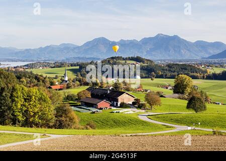 Mongolfiera, vista di Greimharting, Ratzinger Höhe verso Chiemsee, Rimsting, Baviera, Germania Foto Stock