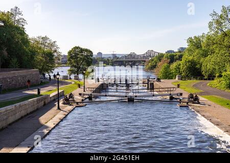 Rideau chiuse sul canale a Ottawa, Canada. Vista sul fiume Ottawa, sul ponte Alexandra e sulla città di Gatineau in Quebec. Foto Stock