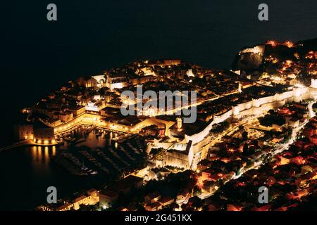 Vista aerea notturna sulla città vecchia di Dubrovnik, dalla piattaforma di osservazione sulla montagna sopra la città. Posizione della pellicola. Il Foto Stock