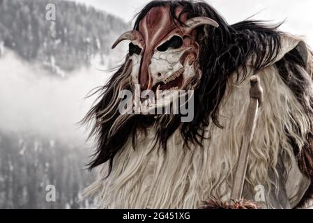 Sfilata di Carnevale del Tschäggättä a Wiler, Lötschental, Vallese, Svizzera. Foto Stock