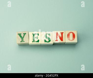Cubetti di legno con l'iscrizione sì e no su sfondo grigio Foto Stock