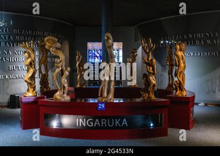 Sculture nel Centro Memoriale del genocidio di Kigali, Kigali, Provincia di Kigali, Ruanda, Africa Foto Stock