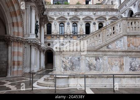 Vista della scala gigante nel cortile interno del Palazzo Ducale, Palazzo Ducale, San Marco, Venezia, Veneto, Italia, Europa Foto Stock