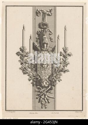 Wall Sconce; e Cahier de Six Bras de Cheminée; oeuvres le sculture e il bronzo, Contenant Girandoles, Flambeaux, Feux (...). Una parete ornata a quattro armamenti con una corona di alloro, un casco, una torcia, una manica a freccia, uno scudo, och rami con foglie e testa di leone. Foto Stock