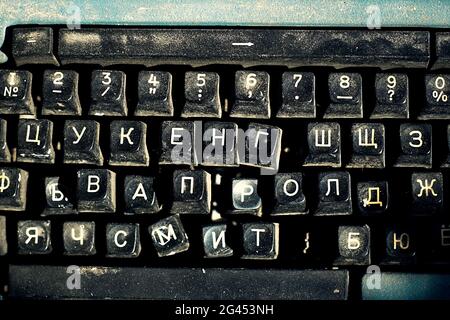 Tastiera con lettere russe di una vecchia macchina da scrivere primo piano. Foto Stock