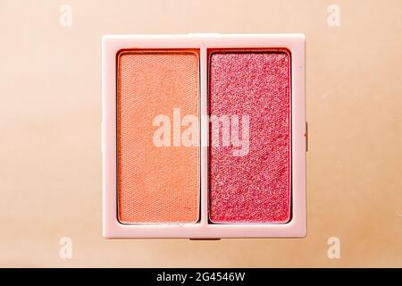 Polvere di ombretto o blush trucco palette come piatto posare isolato su sfondo dorato, bellezza occhio ombra come flatlay design, schiacciato Foto Stock