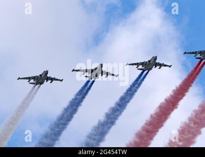 MOSCA, RUSSIA - 7 MAGGIO 2021: Sfilata di Avia a Mosca. Gruppo di combattenti russi Sukhoi su-25 con bandiera russa dipinta nel cielo Foto Stock