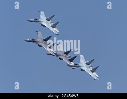 Mosca Russia Zhukovsky Airfield 31 agosto 2019: Squadre acrobatiche Falconi della Russia su aerei su-30 dell'Aerospac internazionale Foto Stock