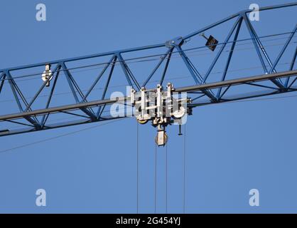 Costruzione in costruzione, gru e belle nuvole non uccelli Foto Stock