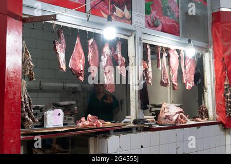 Khujand/Tagikistan-05.18.2020: La vista all'interno del vecchio bazar centrale sovietico Panjshanbe Bozor a Khujand in Tagikistan Foto Stock