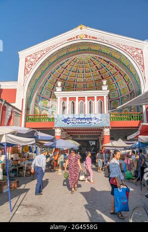 Khujand/Tagikistan-05.18.2020: L'ingresso principale al vecchio bazar centrale sovietico Panjshanbe Bozor a Khujand in Tagikista Foto Stock