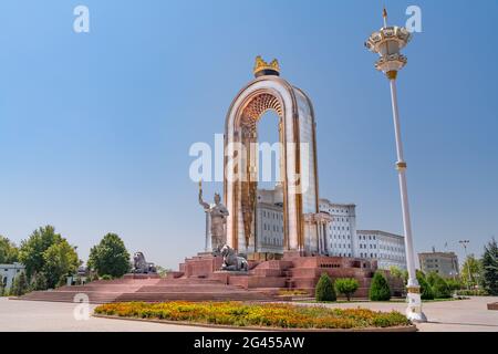 La piazza centrale nella capitale del Tagikistan - Dushanbe. La statua dell'eroe nazionale - Cerca risultati websIsmoil Somoni Foto Stock