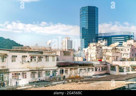 Il popolare luogo tra i turisti chiamato Montane Mansion vicino a Tai Koo a Hong Kong. Vecchio edificio retrò sovraffollato Foto Stock