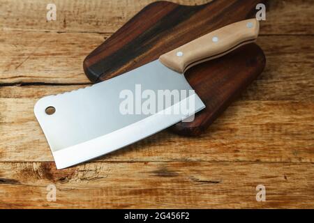 coltello per taglienti su tavola di legno Foto Stock