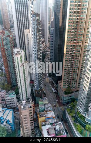 La vista incredibile del paesaggio urbano di Hong Kong pieno di grattacieli dal tetto. Foto Stock