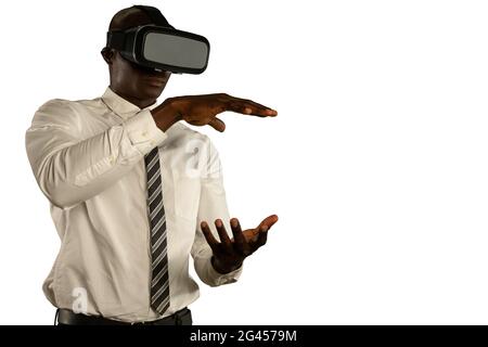 Imprenditore utilizzando un auricolare VR Foto Stock