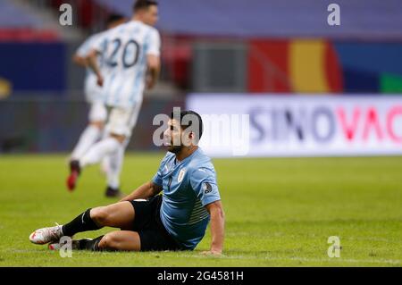 Brasilia, Brasile. 18 Giugno 2021. Luis Suarez dell'Uruguay reagisce (davanti) durante la partita di calcio del gruppo Copa America del 2021 tra Argentina e Uruguay a Brasilia, Brasile, 18 giugno 2021. Credit: Lucio Tavora/Xinhua/Alamy Live News Foto Stock