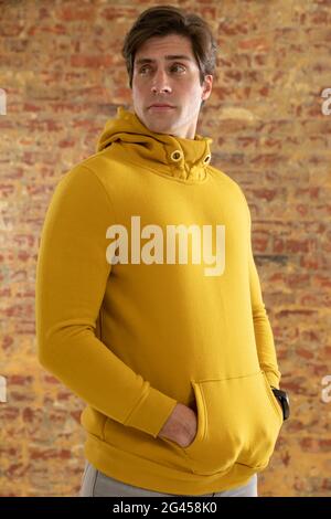 Giovane uomo che indossa abiti casual Foto Stock