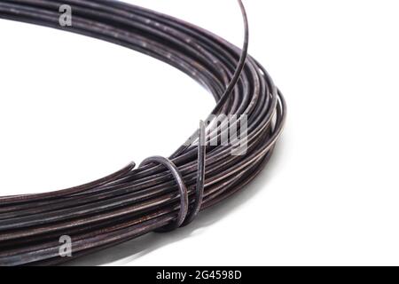 Rotolo di filo per maglieria in acciaio da vicino isolato su sfondo bianco Foto Stock