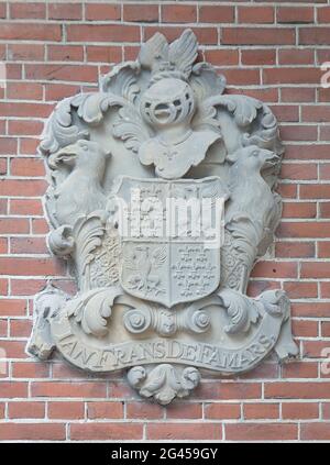 Di fronte al mattone con lo stemma di Jan Frans de Famars. Di fronte al mattone con lo stemma di Jan Frans de Famart. Dalla Leprzen House di Amsterdam. Foto Stock