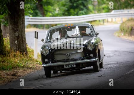 Orvieto, Italia. 18 Giugno 2021. A 1956 Fiat 1100/103 TV la Pinifarina della Coupe si avvicina ad Orvieto. Credit: Stephen Bisgrove/Alamy Live News Foto Stock