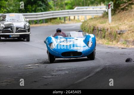 Orvieto, Italia. 18 Giugno 2021. A 1956 Maserati 200 si sulla strada per Orvieto. Credit: Stephen Bisgrove/Alamy Live News Foto Stock