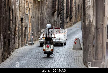 Orvieto, Italia. 18 Giugno 2021. Uno scooter segue una Mercedes-Benz 190 SL 1956 ad Orvieto. Credit: Stephen Bisgrove/Alamy Live News Foto Stock