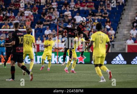 Harrison, Stati Uniti. 18 Giugno 2021. Sean Davis (27) di Red Bulls controlla la palla d'aria durante la regolare partita MLS contro Nashville SC alla Red Bull Arena di Harrison, NJ il 18 giugno 2021. Red Bulls ha vinto 2 - 0. (Foto di Lev Radin/Sipa USA) Credit: Sipa USA/Alamy Live News Foto Stock