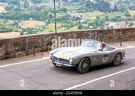 Orvieto, Italia. 18 Giugno 2021. Una BMW 507 1957 arriva ad Orvieto. Credit: Stephen Bisgrove/Alamy Live News Foto Stock