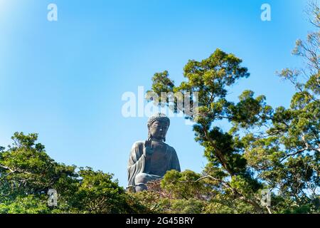 La statua del Buddha Tian Tan vicino al monastero di po Lin sull'isola di Lantau a Hong Kong Foto Stock