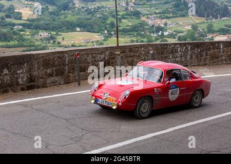 Orvieto, Italia. 18 Giugno 2021. A 1957 Abarth Fiat 750 GT Zagato arriva ad Orvieto. Credit: Stephen Bisgrove/Alamy Live News Foto Stock